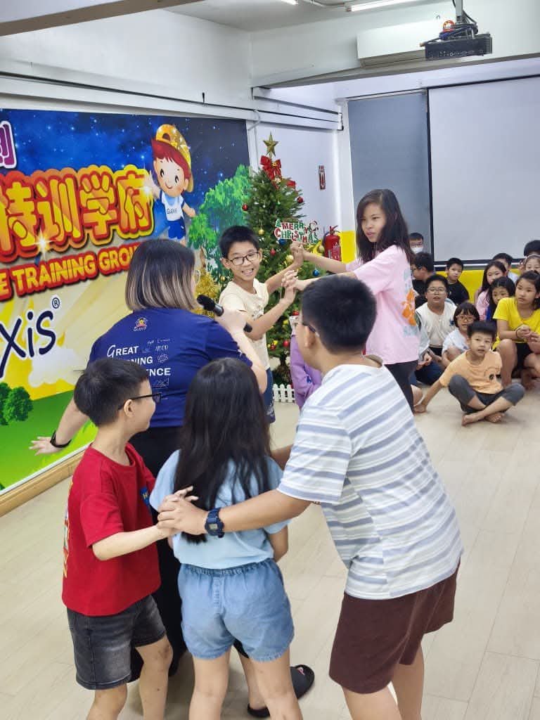 GLEXiS 游戏环节：教师带学生玩团体游戏
