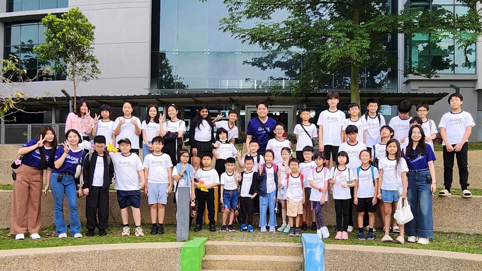 GLEXiS 学校假期出游，教师带学生外出参观